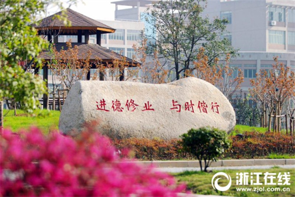 抢抓消费旺季：五一假期，多地党政主官调研外贸优品展销活动